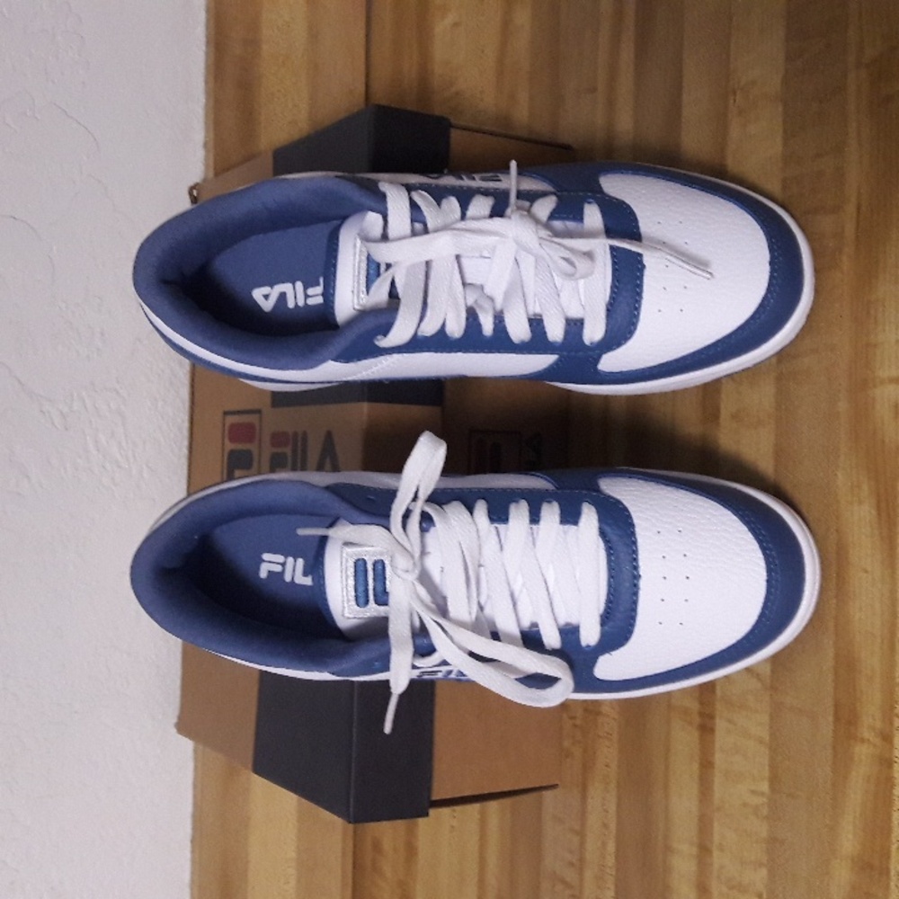 NWT "Fila" A-LOW Woman's Sneakers Size 8 or 9 - Picture 3 of 5